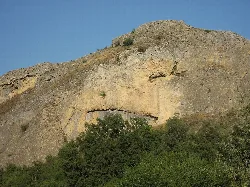 Peña el Águila in Anguita, Guadalajara, mit Vegetation und blauem Himmel.
