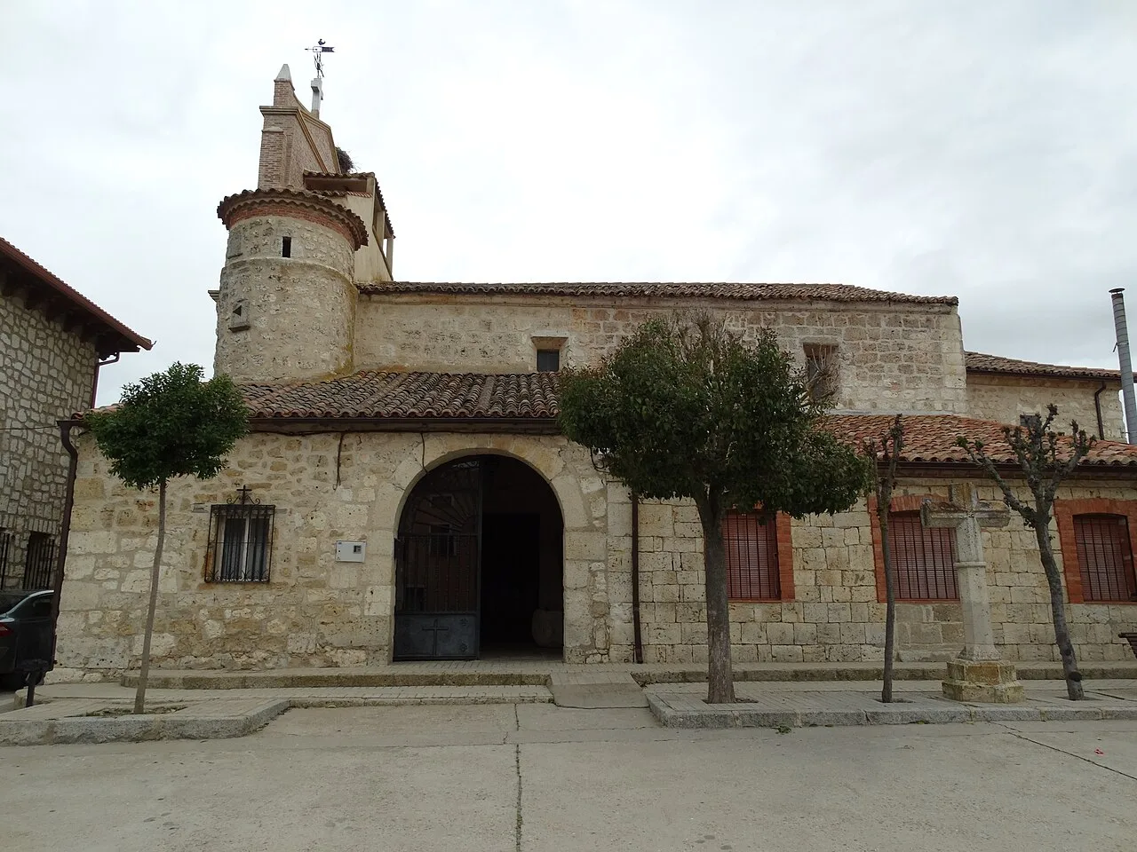 La Mudarra (Valladolid, España). Iglesia parroquial de Nuestra Señora del Rosario del siglo XVIII, barroca. Torre con escalera de caracol.