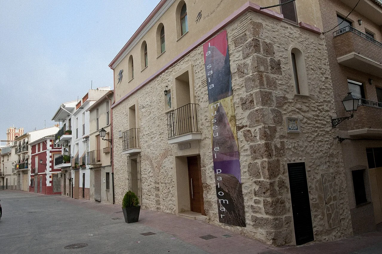 Steinernes Gebäude mit Kunst-Ausstellungsbanner in La Sala, Valencia.