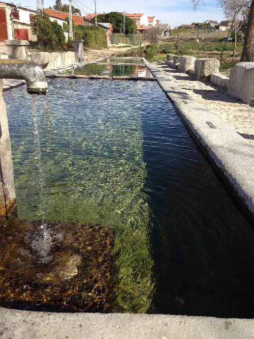 Steinbrunnen mit fließendem Wasser in einer ländlichen Umgebung von Valmojado.