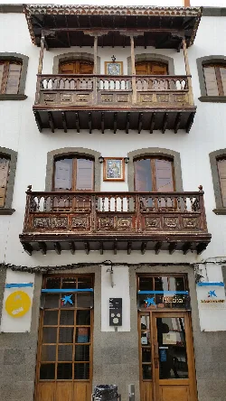 Building with two wooden balconies on Calle Real de la Plaza in Teror.