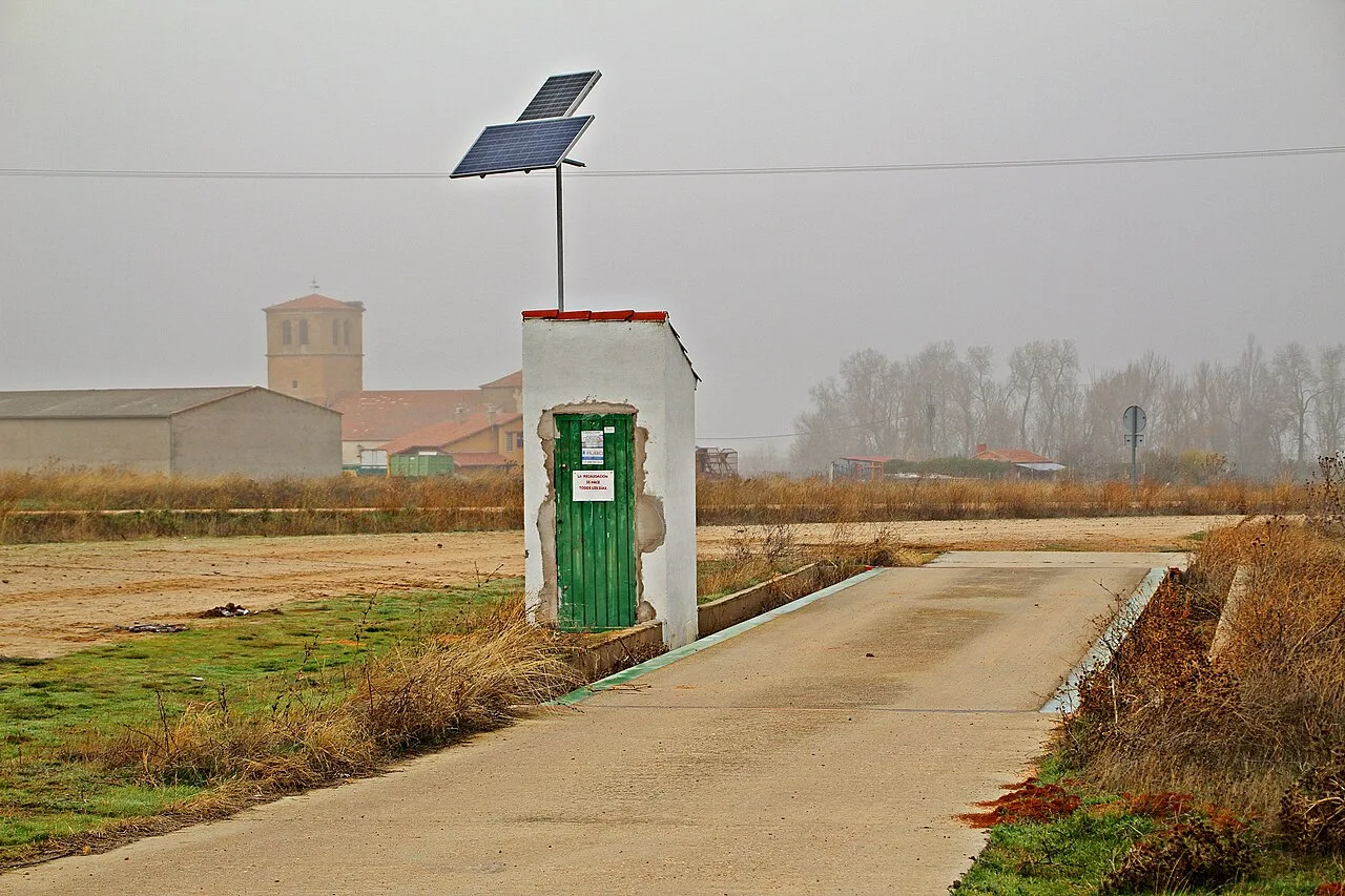 Municipal scale with solar panel in El Pedroso de la Armuña.
