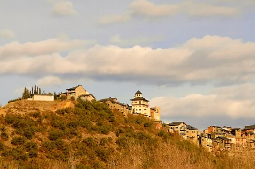 Häuser und ein Gebäude oben auf einem Hügel in Montferrer.