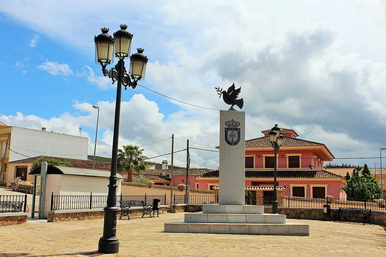 Parque y columna con paloma de la paz