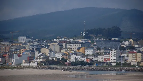 Blick auf die Stadt Foz mit Gebäuden und Bergen.