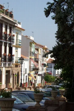 Straße mit Wohngebäuden und geparkten Autos in Alhaurín de la Torre.