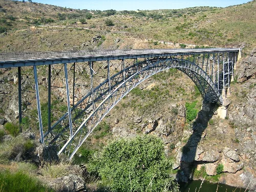 Metallbrücke mit Bogen über den Duero-Fluss in Pino, Zamora.