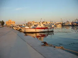 Barcos en el puerto de Santa Pola junto a la costa.