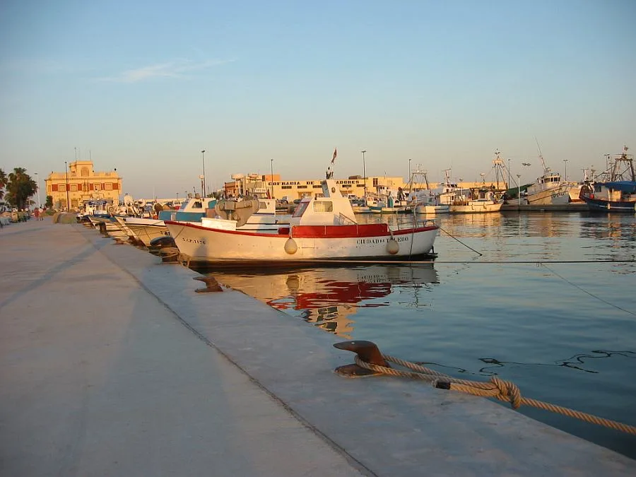 Barcos en el puerto de Santa Pola junto a la costa.