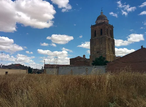 Iglesia de San Miguel, en Mazuecos de Valdeginate (Palencia, España).