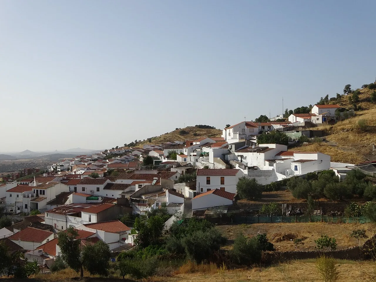 Paisaje de casas blancas en una colina en Espiel, Córdoba.
