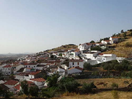 Paisaje de casas blancas en una colina en Espiel, Córdoba.