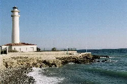 Faro y costa de Torrox con cielo despejado y mar tranquilo.