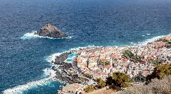 Vista de Garachico y su roque en Tenerife, con el océano Atlántico.