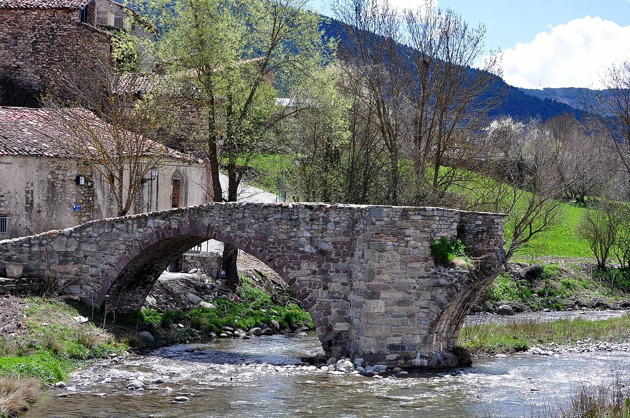 This are the remnants of the old bridge over the river Noguera Ribagorçana at Vilaller, destroyed by a flood in 1963