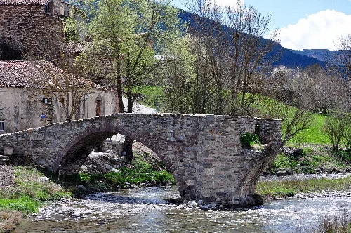 This are the remnants of the old bridge over the river Noguera Ribagorçana at Vilaller, destroyed by a flood in 1963