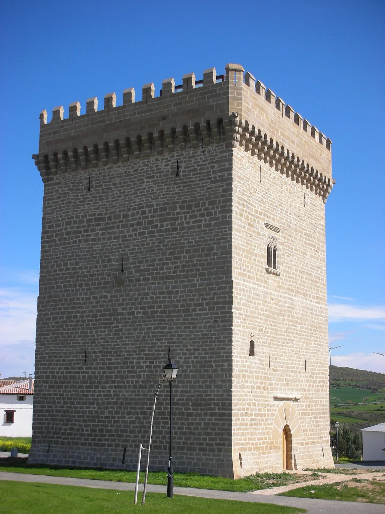 Torre medieval de Olcoz, en Navarra (España)