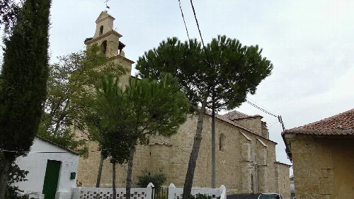 Pfarrkirche mit Bäumen und Turm in Casaseca de las Chanas.