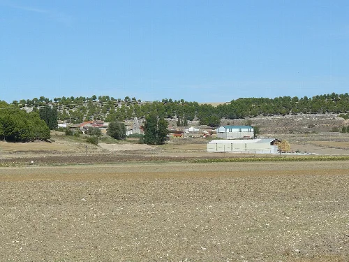 Torre de Esgueva en Valladolid con campos y árboles.