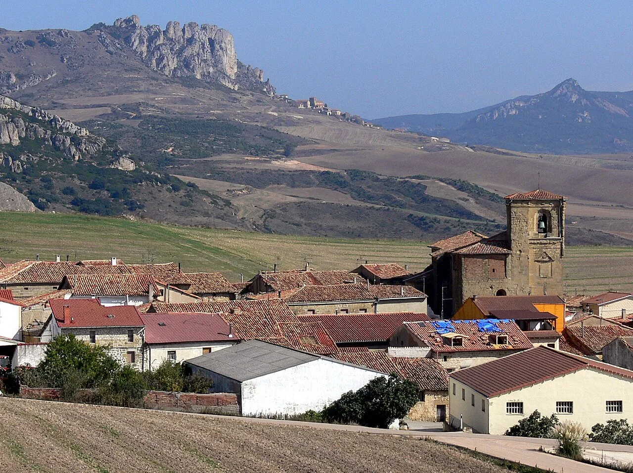 Landscape of Foncea with houses, church, and mountains.