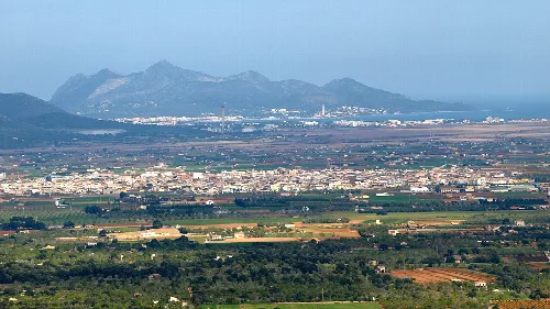 Vista de la localidad de La Puebla, en Baleares (España), desde el pico de Santa Magdalena