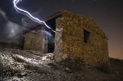 Refugio de piedra en la Sierra de Callosa de Segura bajo un cielo estrellado.