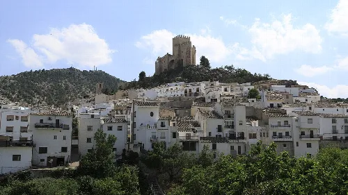 Vista de casas blancas y una fortaleza en lo alto de una colina en Vélez-Blanco.
