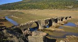 Puente romano de Vinuesa parcialmente visible en un nivel bajo del pantano.