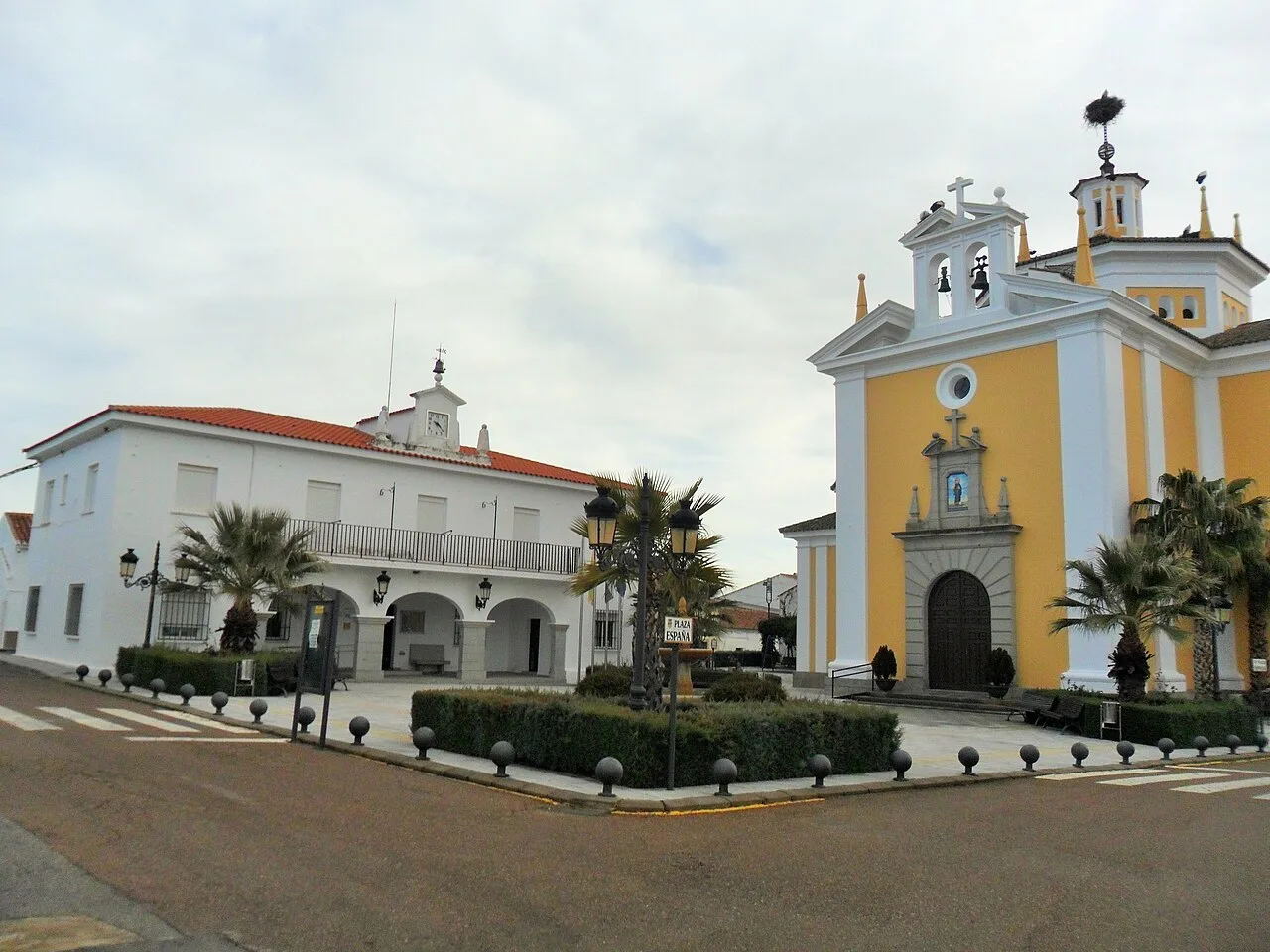 Plaza con Ayuntamiento e iglesia parroquial