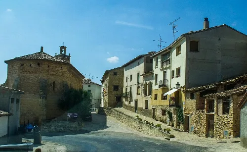 Straßen und Häuser in La Cañada de Verich, Teruel.