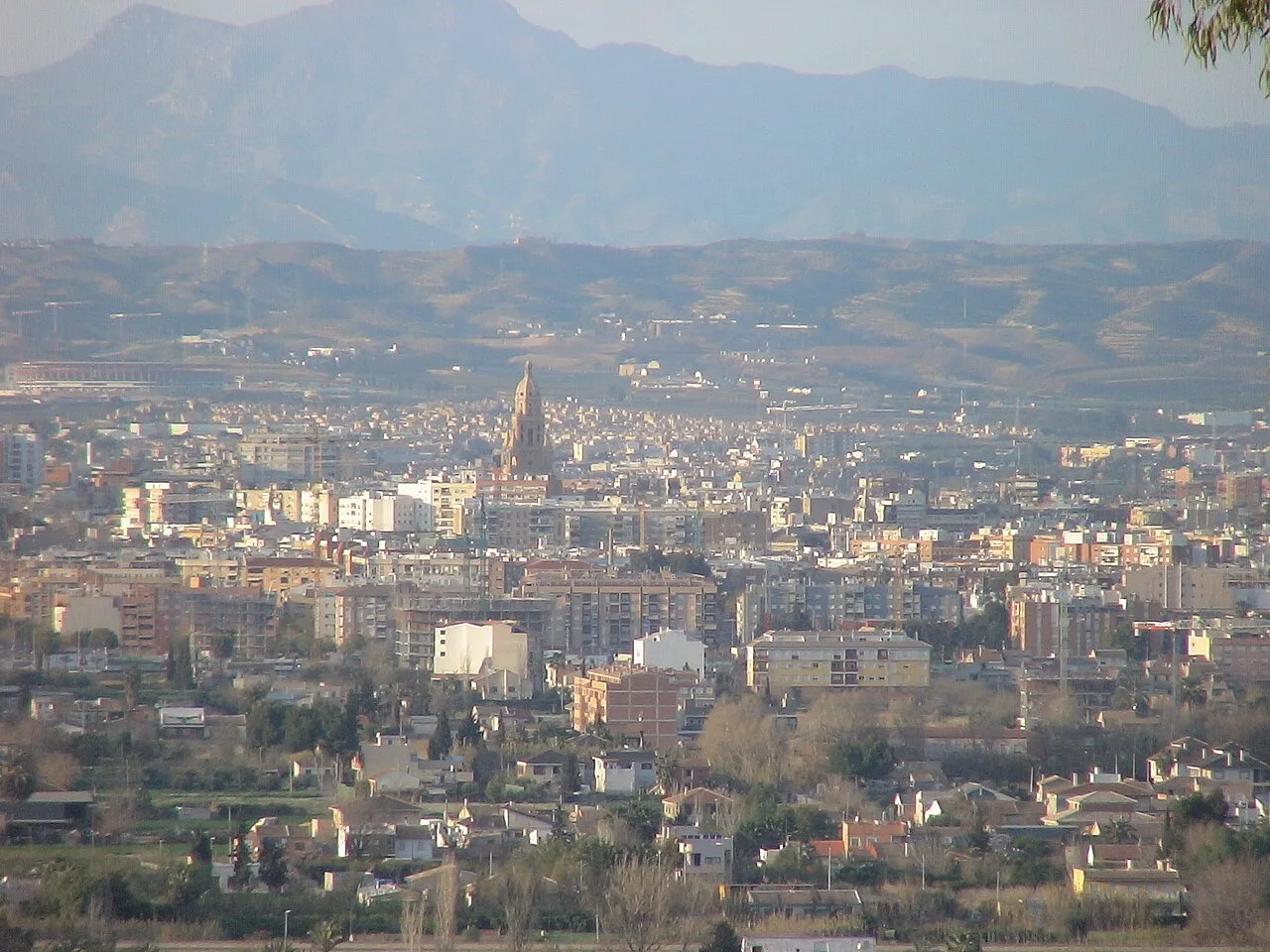 Panoramablick auf Murcia vom Fuensanta-Heiligtum mit Gebäuden und Bergen.