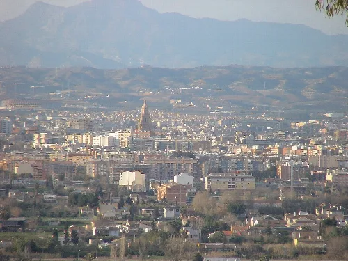 Panoramablick auf Murcia vom Fuensanta-Heiligtum mit Gebäuden und Bergen.