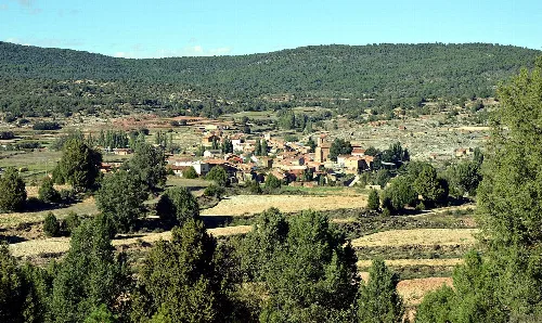 Vista general (meridional) de Alobras (Teruel), año 2015.