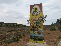Cartel de la Ruta del Silencio en Ejulve, Teruel, con vistas rurales y caminos de tierra.