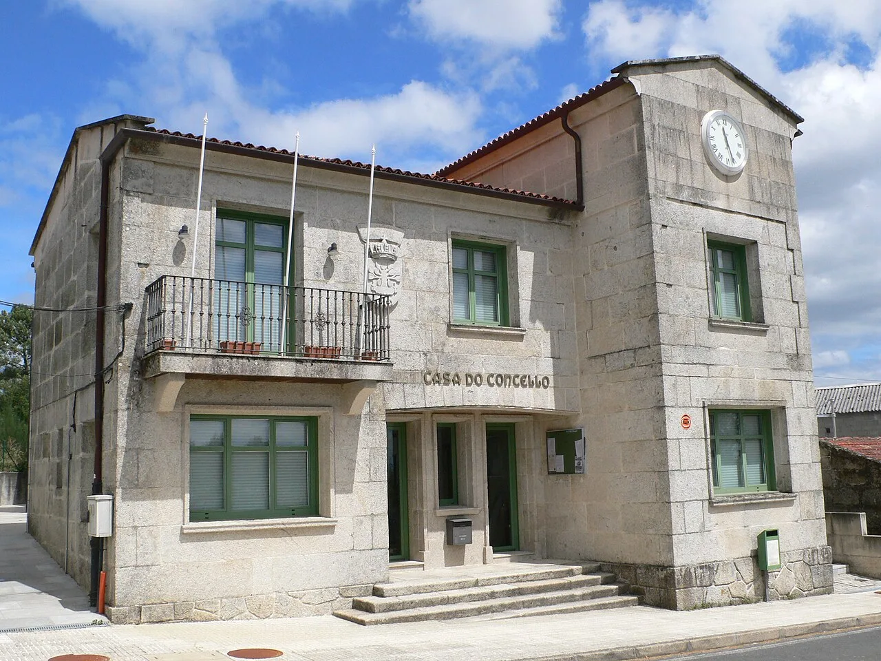 Edificio de la Casa do Concello de Piñor con reloj y balcón.