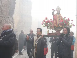 Männer tragen eine geschmückte religiöse Figur in einer Prozession in Arnedillo.