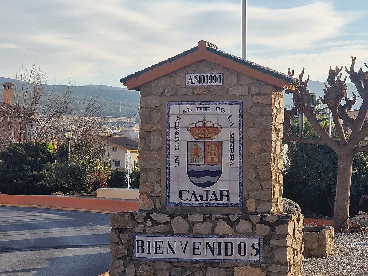 Cartel de entrada a Cájar con escudo y mensaje de bienvenida.