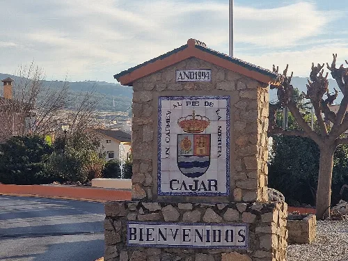 Eingangsschild nach Cájar mit Wappen und Willkommensgruß.