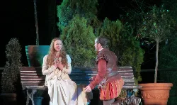 Schauspieler, die doña Inés und don Juan auf einer Freilichtbühne in Alcalá de Henares darstellen.