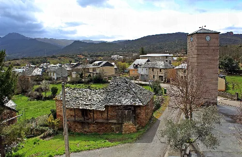 Blick auf Häuser und Berge in Carucedo von der Kirche.
