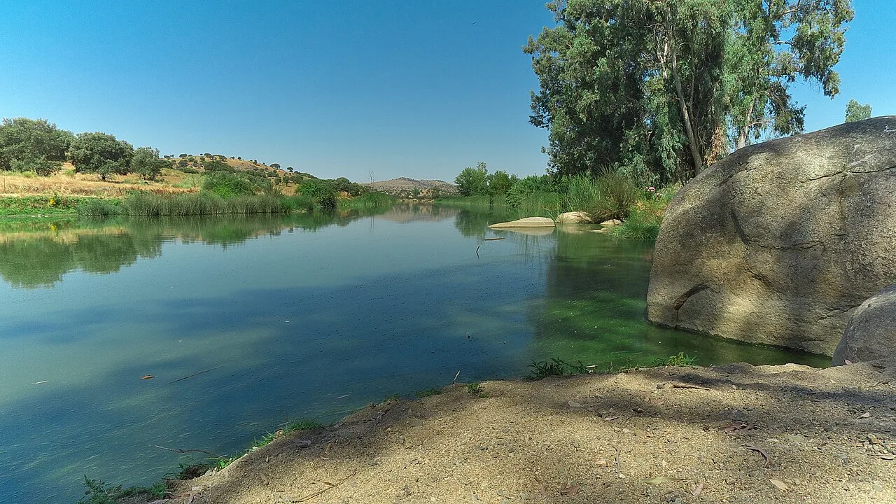 Río Ardila con agua clara y vegetación a su alrededor en Valencia del Ventoso.
