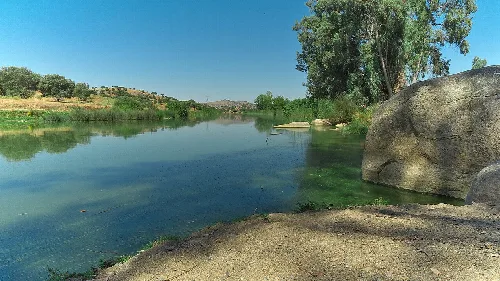 Ardila-Fluss mit klarem Wasser und umliegender Vegetation in Valencia del Ventoso.