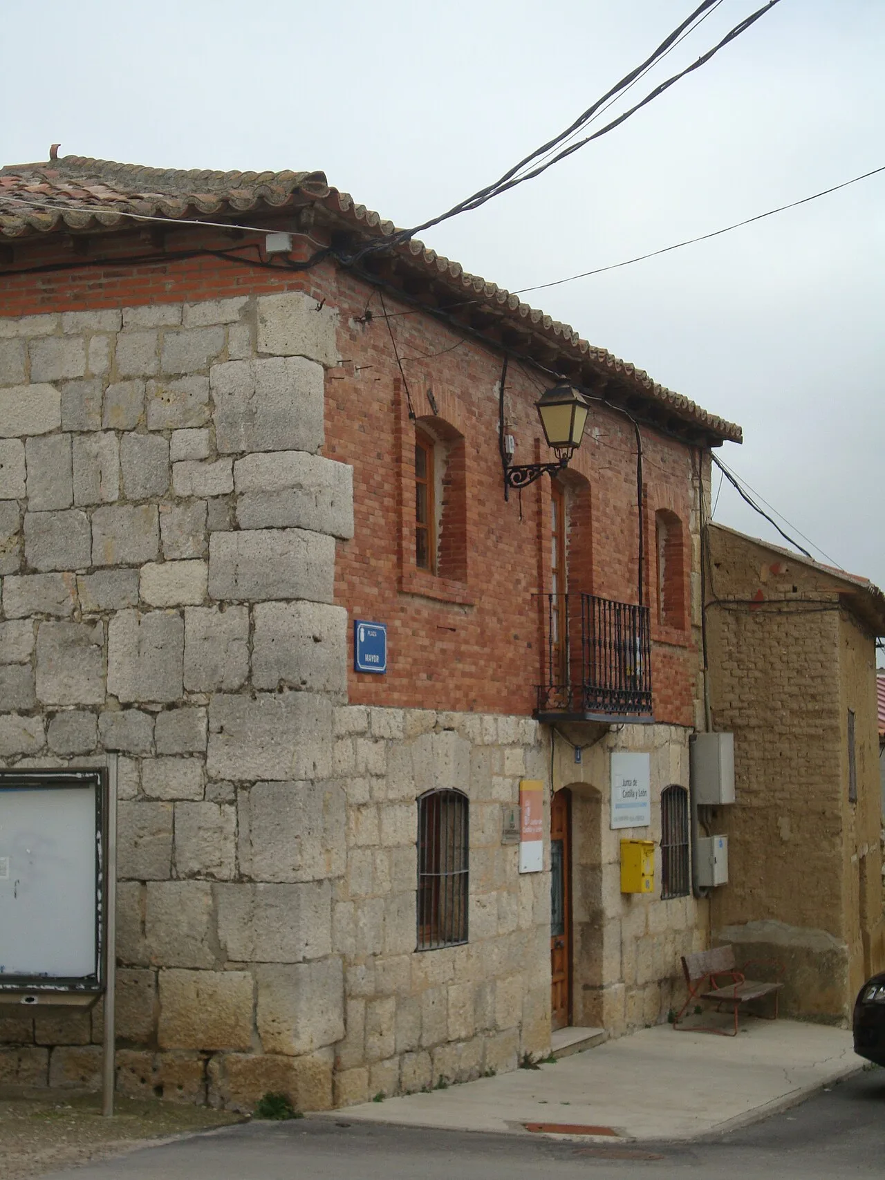Casa consistorial y antiguas escuelas de Villán de Tordesillas (Valladolid).