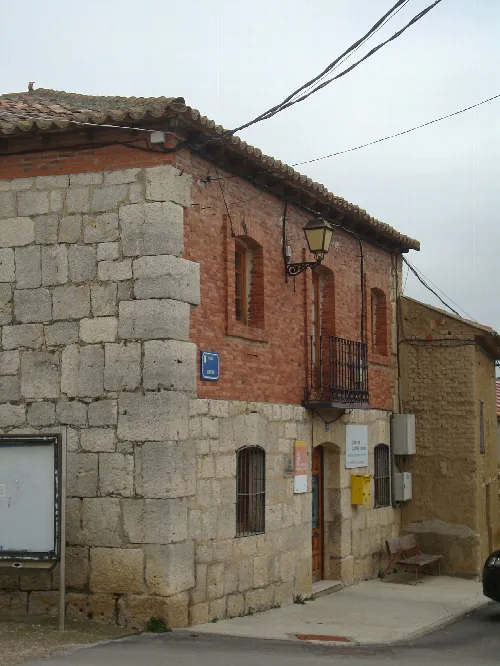 Casa consistorial y antiguas escuelas de Villán de Tordesillas (Valladolid).