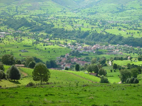 Paisaje verde con casas y árboles en Villacarriedo, Cantabria.
