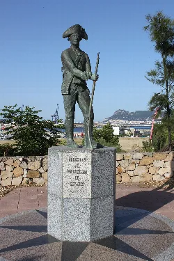 Estatua de un soldado con uniforme y sombrero, sosteniendo un rifle, en Algeciras.