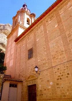Steinfassade und Kirchturm in Quel, La Rioja.