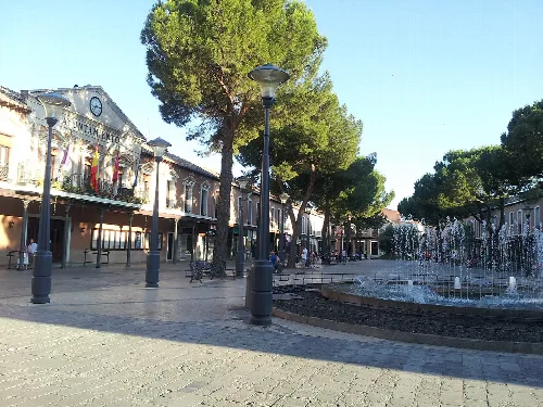Platz mit Bäumen, Brunnen und Gebäuden in Daimiel