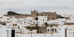 Burg auf dem Hügel und weiße Häuser in Vejer de la Frontera.