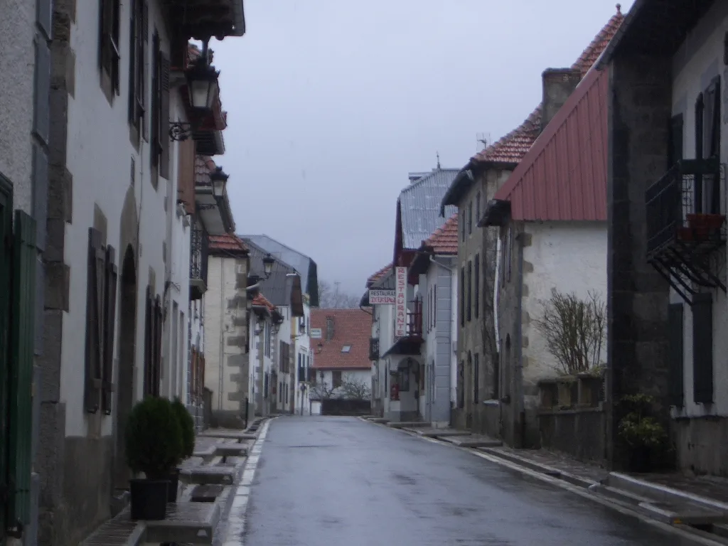 Calles de Burguete con canales y casas antiguas.